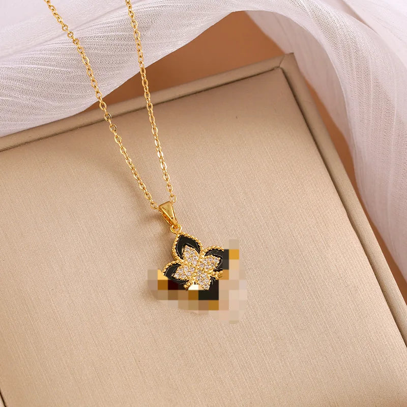 Four-leaf clover titanium steel necklace, a fashionable, individual and simple best-selling women's collarbone chain