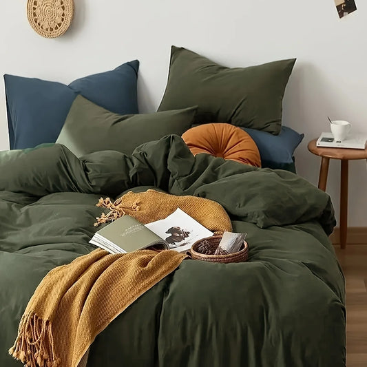 The 3pcs simple solid color quilt cover set is soft and comfortable, skin-friendly and breathable, made of 100% polyester fiber