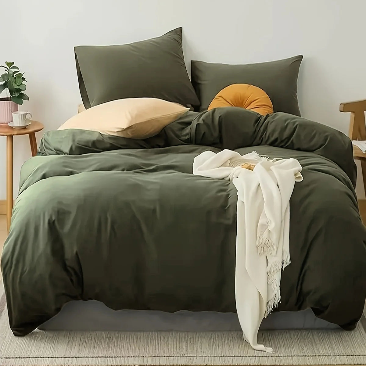 The 3pcs simple solid color quilt cover set is soft and comfortable, skin-friendly and breathable, made of 100% polyester fiber