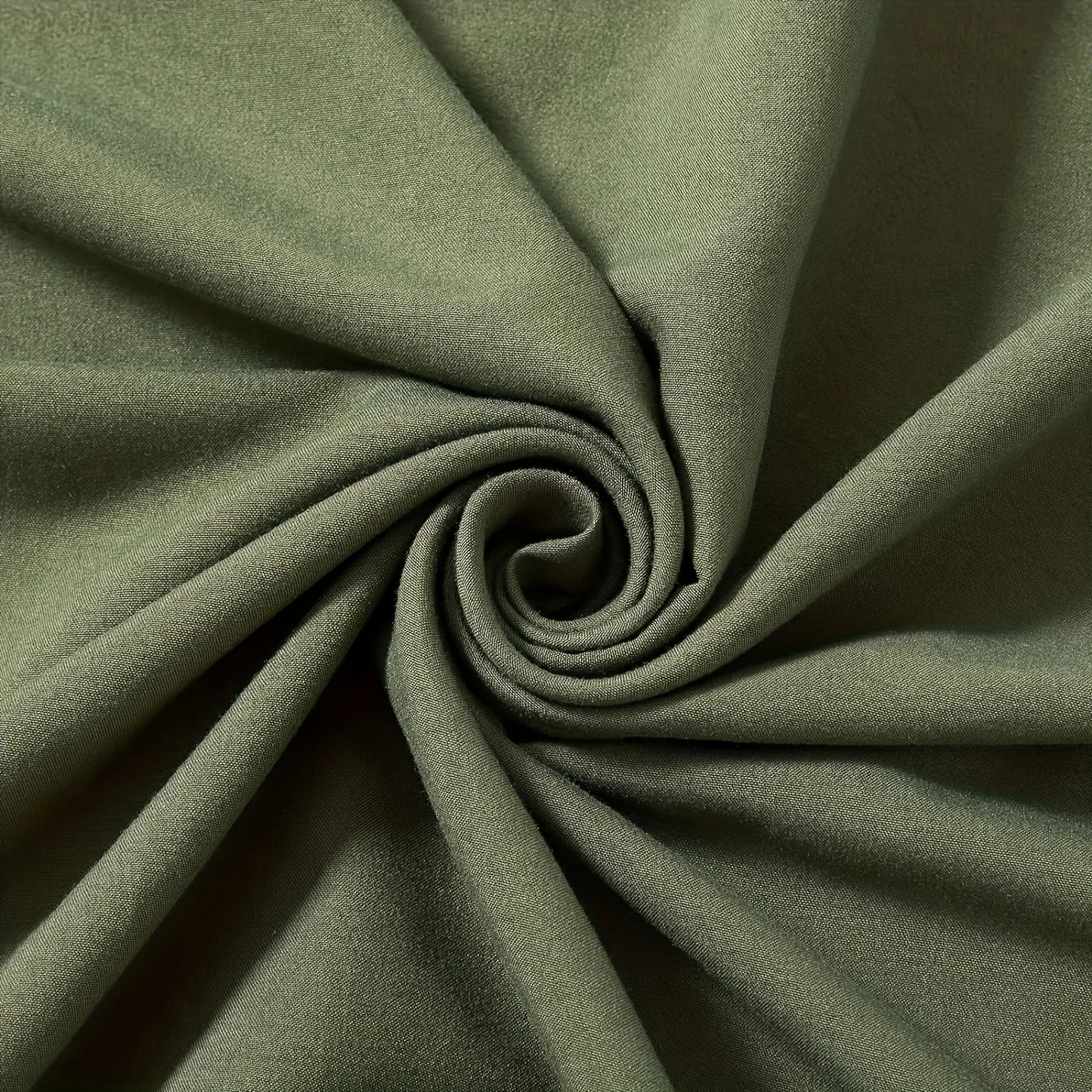 The 3pcs simple solid color quilt cover set is soft and comfortable, skin-friendly and breathable, made of 100% polyester fiber