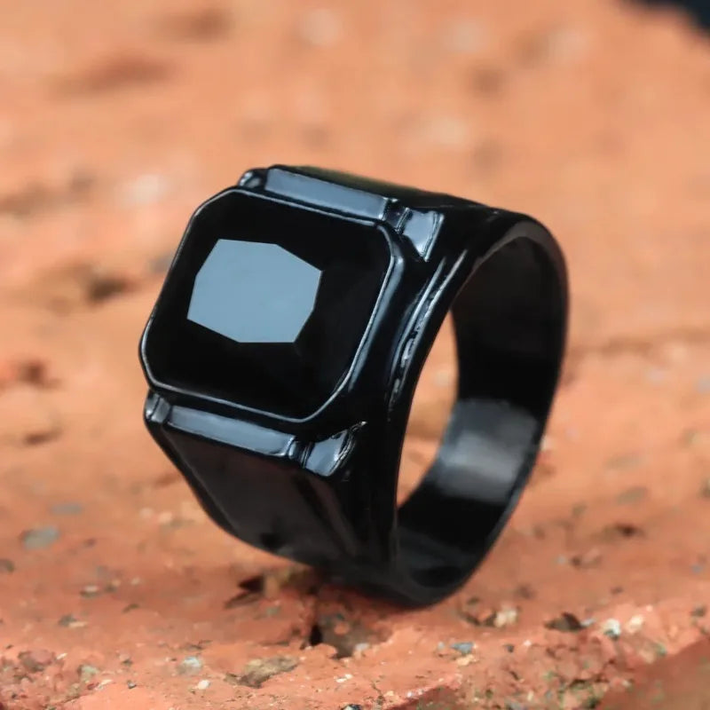 New Vintage Punk Finger Rings for Men Black Gem Inlaid Mens Luxury Ring Personality Jewelry for Banquet Party Anillos